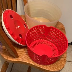 Large Tupperware salad spinner NWOB